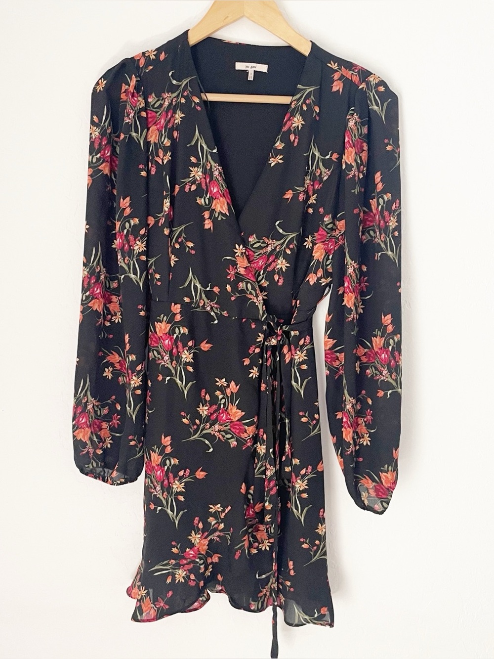 Mi Ami Sassy Short wrap Dress floral size medium